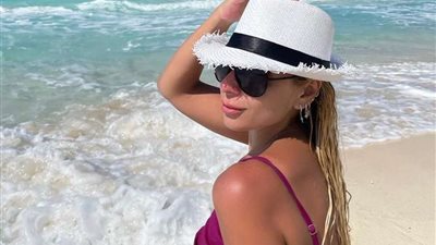 على شاطئ البحر.. ريم البارودي تلفت الأنظار بصورة مثيرة للجدل