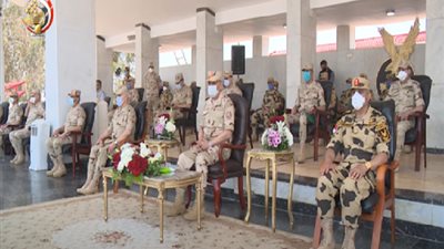 وزير الدفاع والإنتاج الحربى يتفقد اصطفاف عناصر قوات الصاعقة.. فيديو