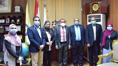 رئيس جامعة بني سويف يستقبل الفريق الفائز في مبادرة البحث العلمي لمواجهة كورونا
