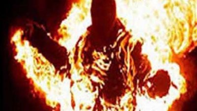 بسبب المخدرات.. عامل يشعل النار فى نفسه ويحضن زوجته