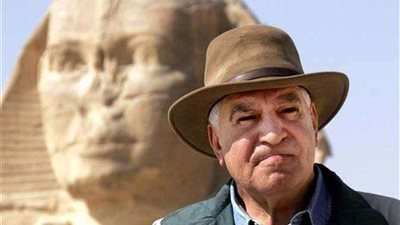 بسبب تأخيرها عن الموعد.. وزير الآثار الأسبق يطرد مُطربة شهيرة