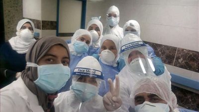 مستشفى الحجر الصحي بقها يحتفي بثلاثة من أطبائه