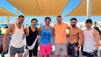 برفقة زملاءه في الوسط الفني.. حسن الرداد ينشر صورا جديدة من الشاطئ