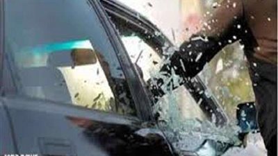 القبض على شخص يُكسر زجاج السيارات في الشوارع