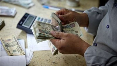 بعد إعلان الحكومة عن تقديمه.. متى يتم بدء خصم 1 % من رواتب الموظفين