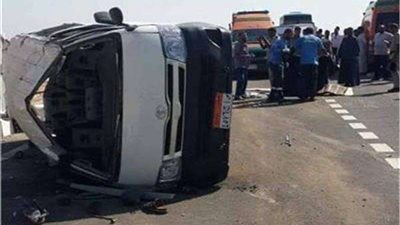 إصابة 14 شخصًا بينهم 5 أطفال في انقلاب سيارة نقل طريق 