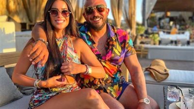 محمود العسيلي يستمتع بـ الإجازة الصيفية بصحبة زوجته