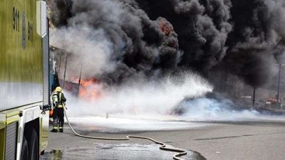 بالصور.. حريق هائل في سيارة محملة بمواد بترولية