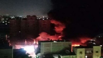 بالصور.. نيران محل زيوت البحر الأعظم تمتد إلي عقار ومغسلة سيارات