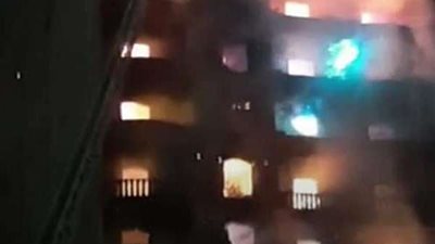 بالصور.. حريق هائل بأحد الأبراج السكنية بمنطقة ميت نما بشبرا الخيمة
