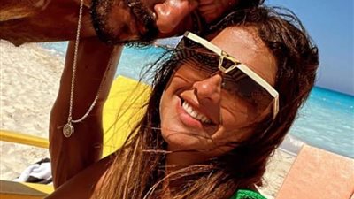 على رمال شاطئ البحر أحمد العوضي وياسمين عبد العزيز يخطفان أنظار متابعينهم