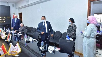 شاهد.. إجراءات تعقيم احترازية قبيل بدء اجتماع المكتب التنفيذي لتحالف الأحزاب المصرية