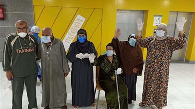 شاهد.. شفاء 6 حالات من كبار السن بالإسكندرية