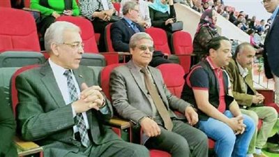 عجلان يناقش تسليم المشروعات البحثية للطلاب بالقليوبية