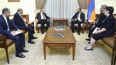 مساعد وزير الخارجية يعقد جلسة مشاورات سياسية خلال زيارته لأرمينيا