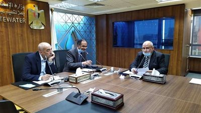 نائب وزير الإسكان يتابع خطة تركيب عدادات المياه مُسبقة الدفع