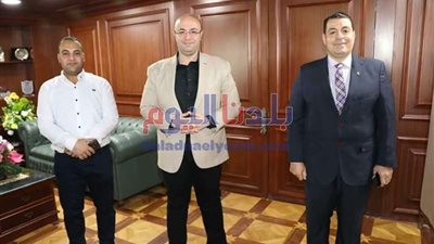 محافظ بني سويف يشكر أبطال الدفعة 85 حربية لتبرعهم بـ260 بدلة طبية للمستشفيات