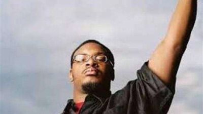 بعد أيام من تحسن حالته.. وفاة مغني شهير بفيروس كورونا