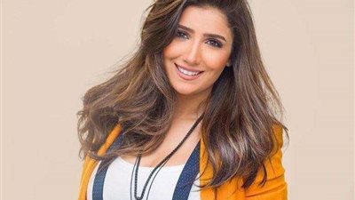 مي عمر تحتل التريند الثاني بسعر فستانها