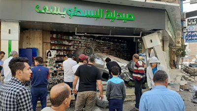 سيارة تقتحم صيدلية بالمنصورة وتصيب سيدة وفتاة.. صور