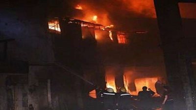 الحماية المدنية تسيطر على حريق هائل بأحد مصانع المواد الغذائية بأكتوبر