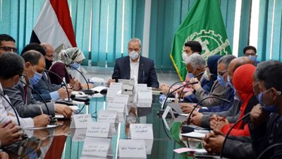 محافظ القليوبية يعقد اجتماعا مع وفدا من وزارة التخطيط