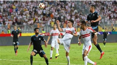 بعد انتهاء الشوط الأول .. الحكم يشهر البطاقة الصفراء لمدربي الزمالك و بيراميدز