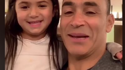 عصام الحضري وابنته يتغنوا على طريقة رامز جلال