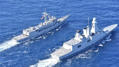 البحرية المصرية واليونانية تنفذان تدريباً بحرياً عابراً بنطاق الأسطول الشمالي