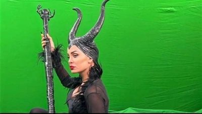 بلوك للساحرة الشريرة.. دومينيك تروج لمسرحيتها الجديدة  