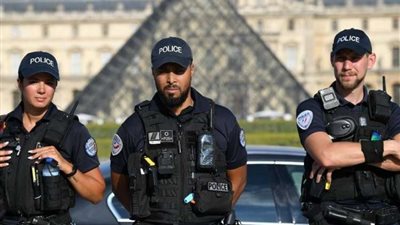 ملثمون يهاجمون مركزا للشرطة فى ضواحى باريس بالمولوتوف