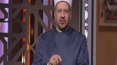 هل مصافحة الرجل للمرأة الأجنبية باليد تنقض الوضوء ؟ ..مستشار مفتي الجمهورية يجيب