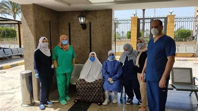 مستشفى الحجر الصحي بقها تحتفل بخروج مسنة عاصرت جميع الفرق الطبية