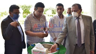 رئيس جامعة بني سويف يتابع تشغيل أول بوابة تعقيم ووحدة غسيل يدوي إلكتروني