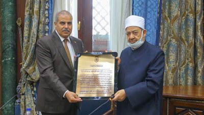 هيئة كبار العلماء تكرم رئيس جامعة الأزهر لجهوده في تطوير الجامعة والارتقاء بها