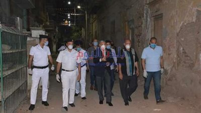 محافظ المنيا يتابع تنفيذ إجراءات الحجر الصحي بشارع 