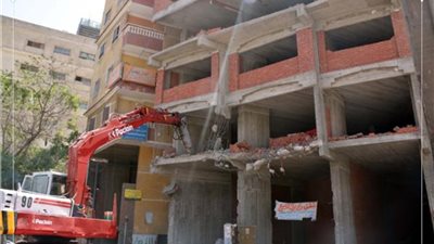 إزالة ثلاث طوابق مخالفة من برج سكني شهير بطنطا
