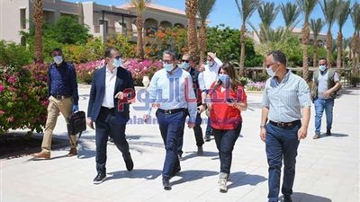 بالصور.. وزير السياحة و الآثار يتفقد العيادات الطبية بفنادق البحر الأحمر