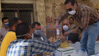 توزيع كراتين مواد غذائية ومساعدات للأسر بشارع 