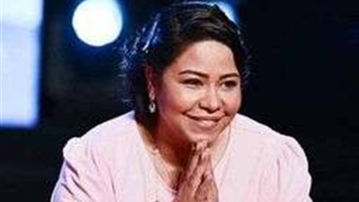 بعد صورها بوزن زائد.. شيرين عبد الوهاب تثير الجدل بإرتدائها جيبة قصيرة