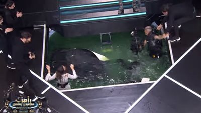 حادثة غريبة.. شاهد سقوط مصور رامز في بركة الماء خلال حلقة منة عرفة