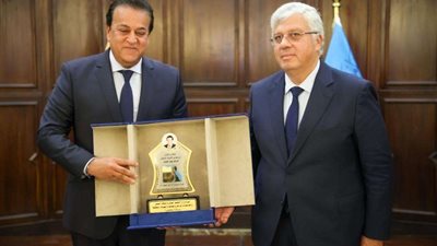 وزير التعليم العالي يكرم وزير الصحة تقديرا لمجهوده