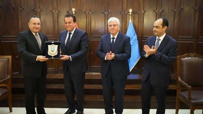 وزير التعليم العالي يعرب عن تطلعه لاستمرار التعاون بين مستشفيات الصحة