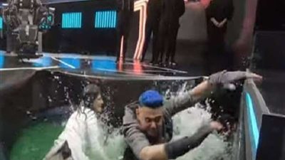 بسمة تلقن رامز جلال علقة ساخنة.. والأخير يسحبها من ملابسها (فيديو)