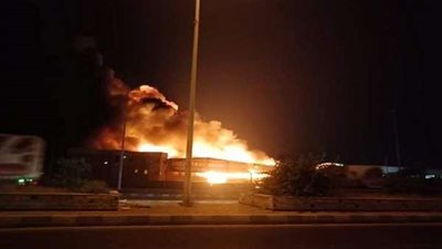 النيران تلتهم محتويات مصنع بأكمله بالعبوروالحماية المدنية تحاول السيطرة عليها