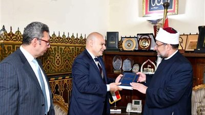 وزير الأوقاف يهدي سفيري مصر في فنزويلا والإكوادور سلسة كتب عن تجديد الخطاب الديني