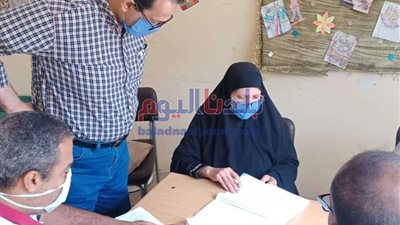 وكيل تعليم الغربية يتفقد تسليم المشروعات البحثية الطلابية بمدارس كفر الزيات