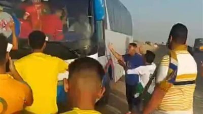 إعتداء جمهور الإسماعيلي على أتوبيس مشجعي الأهلي(صور)