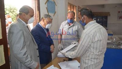 محافظ المنيا يتابع انتظام سير استلام المشروعات البحثية بالمدارس
