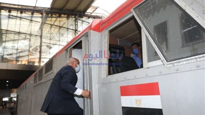 وزير النقل  يوجه بقطارات إضافية في المحطات بعد زيارة مفاجئة 